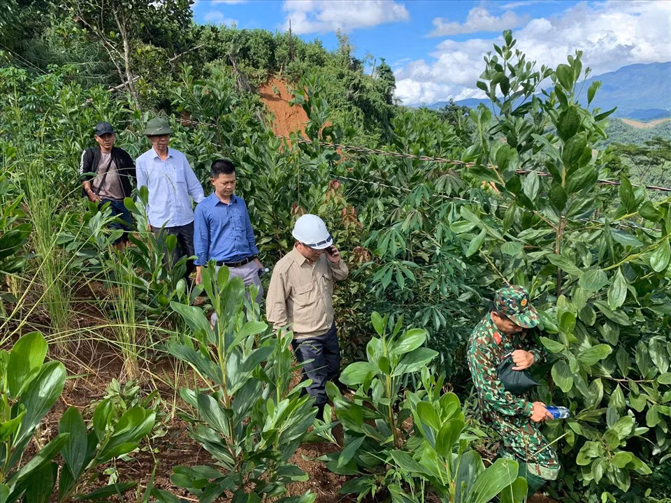 Còn 200 công nhân xây dựng thủy điện Đắk Mi2 bị cô lập ở Phước Sơn Con 200 cong nhan xay dung thuy dien Dak Mi2 bi co lap o Phuoc Son