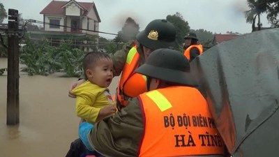 ##s###Trong thời điểm các xã vùng hạ du của huyện Cẩm Xuyên ngập nặng do hồ Kẻ Gỗ xả lũ và mưa lớn nhiều người dân không kịp trở tay, mắc kẹt trong các ngôi nhà bị ngập, may mắn được lực lượng cứu hộ có mặt kịp thời để ứng cứu.