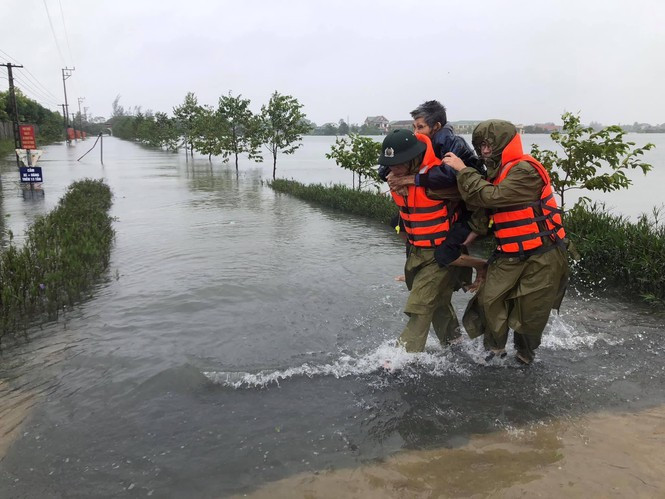##s###Cũng trong thời điểm 17/22 xã, thị trấn của huyện Thạch Hà bị ngập lụt nghiêm trọng, lực lượng công an huyện Thạch Hà đã phối hợp cùng chính quyền địa phương tổ chức sơ tán 1.468 hộ/4.541 người theo kế hoạch của tỉnh.