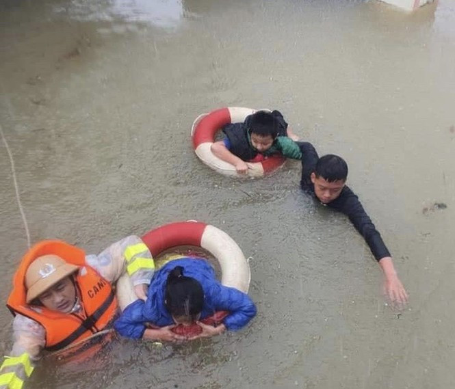 ##s###Hình ảnh chiến sĩ công an dầm mình giữa dòng nước lũ để đưa những đứa trẻ đến vị trí an toàn khiến nhiều người cảm động. 
