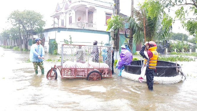 ##s###Lực lượng cứu hộ hỗ trợ người dân di dời tài sản tránh lũ.