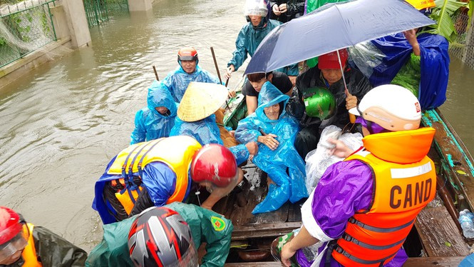 ##s###Lực lượng bộ đội biên phòng phối hợp cùng công an huyện Lộc Hà, chính quyền địa phương ứng cứu những gia đình tại xã Thạch Trị ngập sâu do lũ.