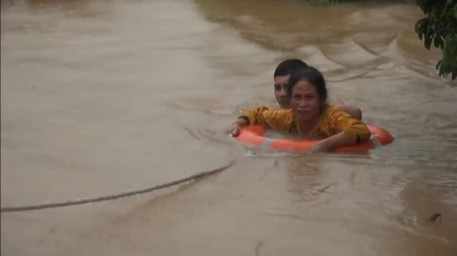 ##s###Đặc biệt vào thời điểm nguy cấp, lực lượng bộ đội biên phòng đã kịp thời ứng cứu 8 người, trong đó có 4 trẻ nhỏ đang có nguy cơ bị nước lũ cuốn trôi tại thôn Nam Bắc Thành, xã Cẩm Thành, huyện Cẩm Xuyên.