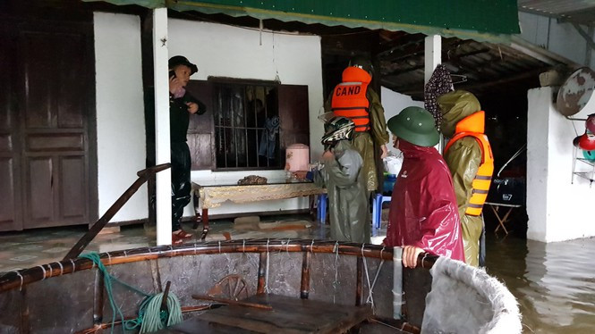 Cảm động hình ảnh công an, bộ đội dầm mình trong lũ dữ cứu người - Hình 2 Cam dong hinh anh cong an, bo doi dam minh trong lu du cuu nguoi-Hinh-2