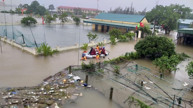 ##s###Lực lượng cứu hộ ngập lụt tại xã Thạch Bình.