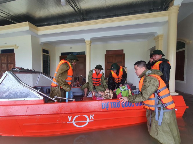 ##s###Công an huyện Thạch Hà đưa cụ già đến vị trí an toàn để tránh lũ.