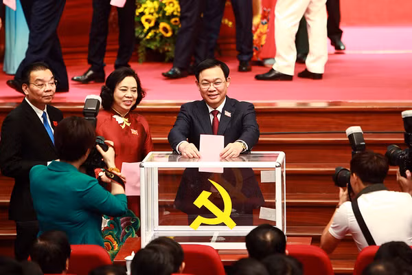 Ong Vuong Dinh Hue tai dac cu Bi thu Thanh uy Ha Noi voi 100% so phieu-Hinh-2