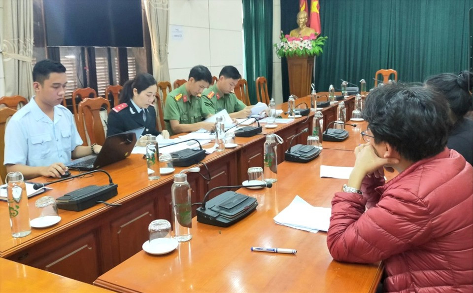 Xử phạt 2 người vì đăng sai sự thật về mưa lũ trên Facebook Xu phat 2 nguoi vi dang sai su that ve mua lu tren Facebook