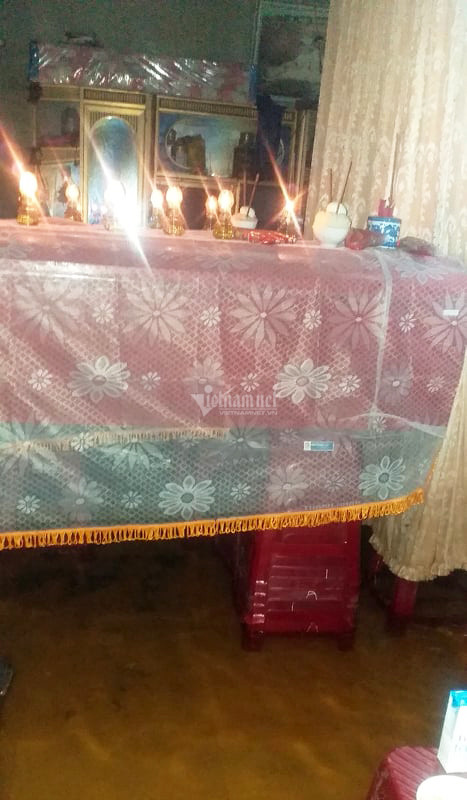 Am anh 2 chiec quan tai con tre trong ngoi nha ngap lu o Quang Binh-Hinh-4