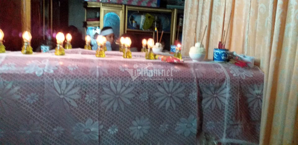 Am anh 2 chiec quan tai con tre trong ngoi nha ngap lu o Quang Binh-Hinh-2