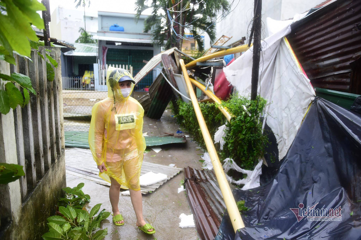 Văn phòng Thường trực Ban Chỉ huy phòng chống thiên tai và tìm kiếm cứu nạn tỉnh Quảng Ngãi vừa có báo cáo về thiệt hại do mưa bão. Có 1 nhà bị sụp đổ, trên 440 nhà dân bị tốc mái, hư hỏng, trong đó Đức Phổ 300 nhà, Tư Nghĩa 70, Trà Bồng 22, Sơn Tây 16, Sơn Tịnh 7, Ba Tơ 32 nhà.