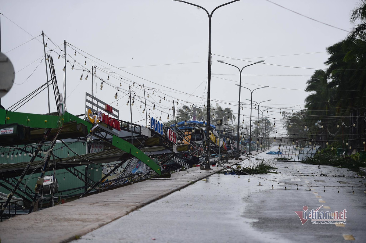 Một số ca nô, thuyền neo trú tại Cồn An Vĩnh, Lý Sơn bị bứt neo, sóng lớn đánh chìm.