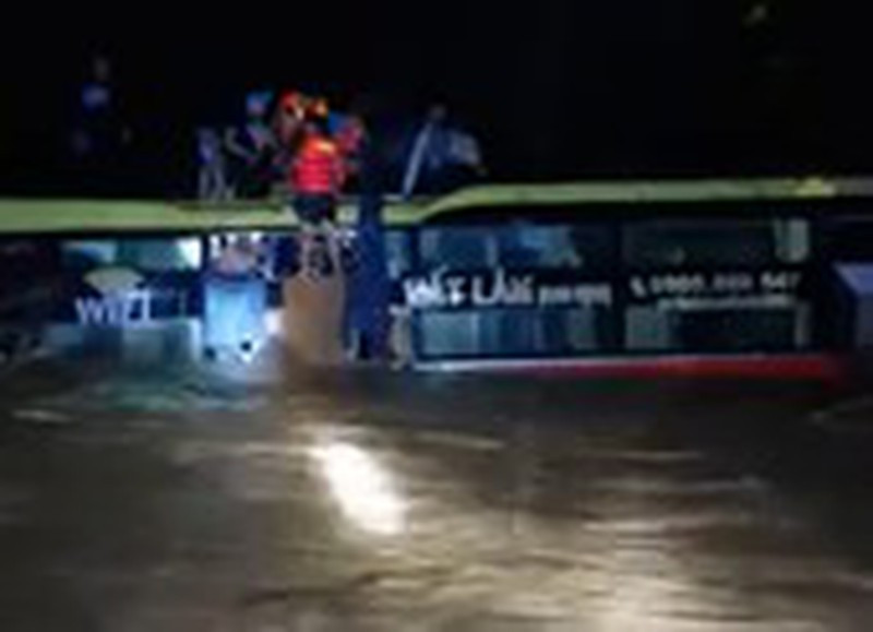 Hàng loạt hồ chứa ở miền Trung đang xả lũ - Hình 3 Hang loat ho chua o mien Trung dang xa lu-Hinh-3