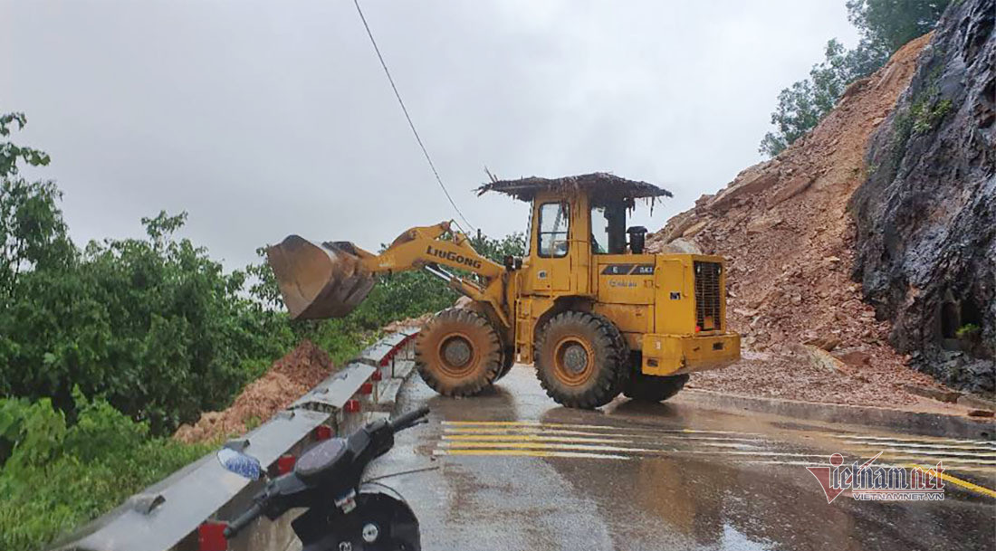 Mua lon, thuy dien xa lu, nhieu ngoi nha o Nghe An ngap trong bien nuoc-Hinh-4