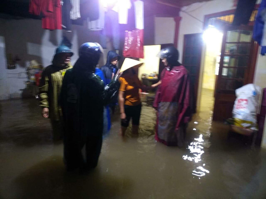 Mua lon, thuy dien xa lu, nhieu ngoi nha o Nghe An ngap trong bien nuoc-Hinh-9