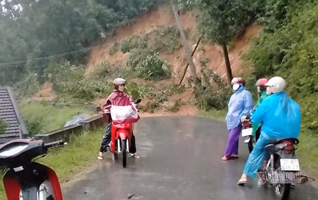 Mua lon, thuy dien xa lu, nhieu ngoi nha o Nghe An ngap trong bien nuoc-Hinh-15