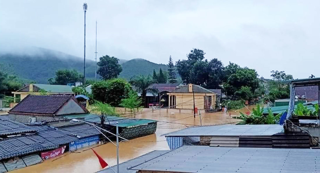 Mua lon, thuy dien xa lu, nhieu ngoi nha o Nghe An ngap trong bien nuoc-Hinh-10