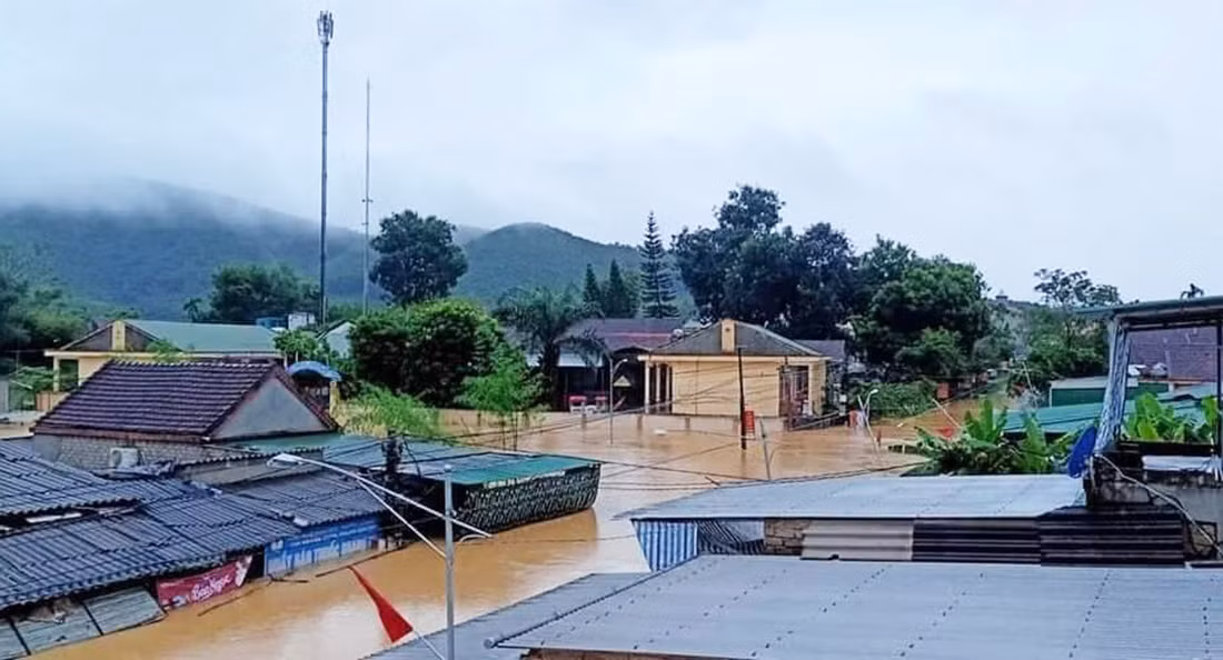 Mua lon, thuy dien xa lu, nhieu ngoi nha o Nghe An ngap trong bien nuoc-Hinh-10