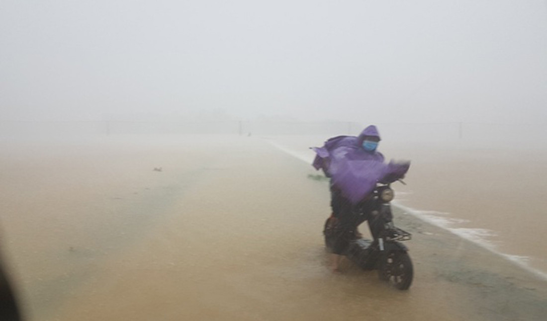 Mua lon, thuy dien xa lu, nhieu ngoi nha o Nghe An ngap trong bien nuoc-Hinh-6