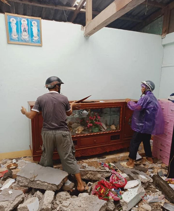 Căn nhà bung mái, đổ sập tường