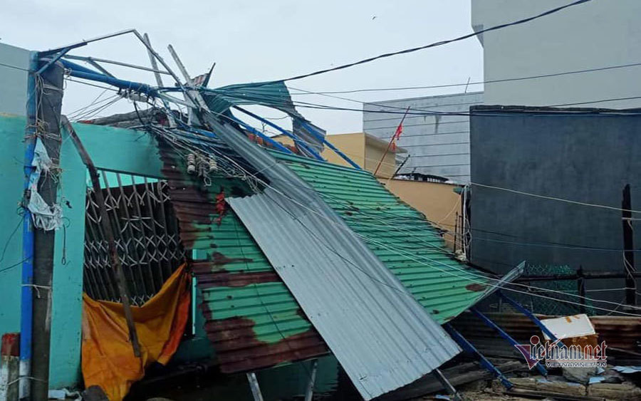 "Tôi chưa từng chứng kiến cơn bão nào kéo dài và mạnh đến như thế" - một người dân Lý Sơn nói về bão số 9