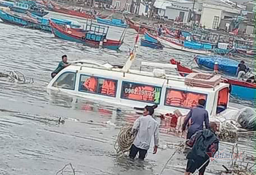 Tại cảng neo đậu tàu thuyền Lý Sơn và vũng neo đậu tàu thuyền An Vĩnh - nơi có gần 650 phương tiện tàu cá, cano của ngư dân neo đậu tránh bão cũng bị gió và sóng lớn tấn công. Tàu khách neo đậu bị sóng đánh chìm