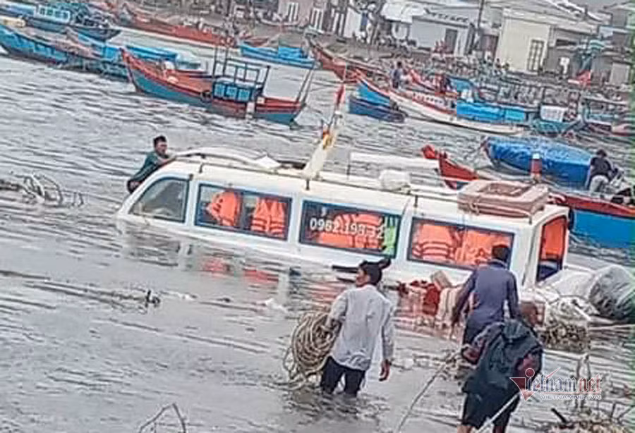 Tại cảng neo đậu tàu thuyền Lý Sơn và vũng neo đậu tàu thuyền An Vĩnh - nơi có gần 650 phương tiện tàu cá, cano của ngư dân neo đậu tránh bão cũng bị gió và sóng lớn tấn công. Tàu khách neo đậu bị sóng đánh chìm