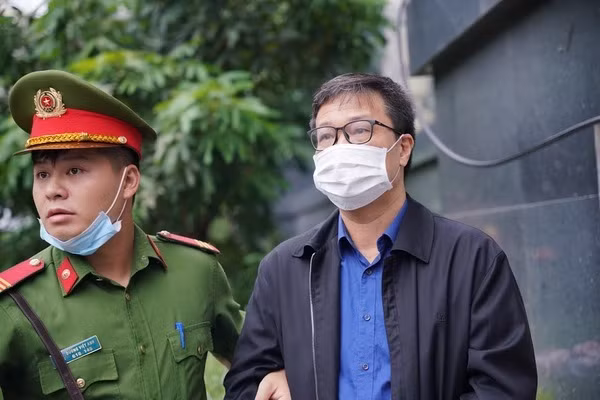 Nguoi dan ong 'bi an' vang mat o phien xu vu Tran Bac Ha