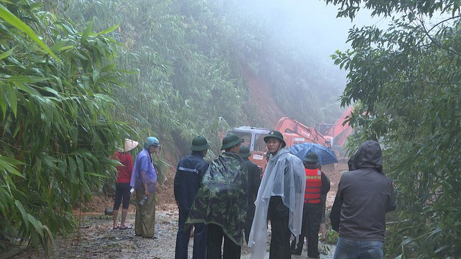 Hình ảnh mở đường tiếp cận mục tiêu sạt lở thủy điện Rào Trăng 3 - Hình 2 Hinh anh mo duong tiep can muc tieu sat lo thuy dien Rao Trang 3-Hinh-2