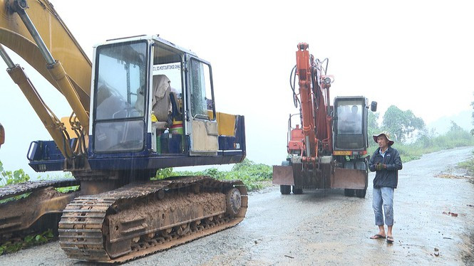 Hình ảnh mở đường tiếp cận mục tiêu sạt lở thủy điện Rào Trăng 3 - Hình 4 Hinh anh mo duong tiep can muc tieu sat lo thuy dien Rao Trang 3-Hinh-4