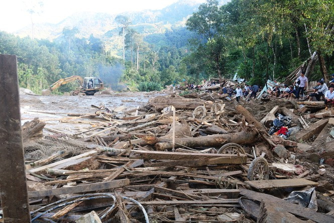 Thảm họa sạt lở vùi lấp nhiều người ở Quảng Nam: Dùng flycam tìm kiếm Tham hoa sat lo vui lap nhieu nguoi o Quang Nam: Dung flycam tim kiem