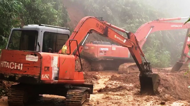 Sở GTVT TT-Huế đã điều 4 xe xúc bánh xích, 2 xe xúc bánh lốp, 1 máy ủi lật vào thông tuyến 71. Trong đó, 4 xe xúc tiếp tục thông 3km còn lại vào Rào Trăng 3. Các xe xúc, ủi còn lại thi công gia cố các điểm sạt lở trên tuyến 71. Còn 3km nữa sẽ thông với Rào Trăng 3