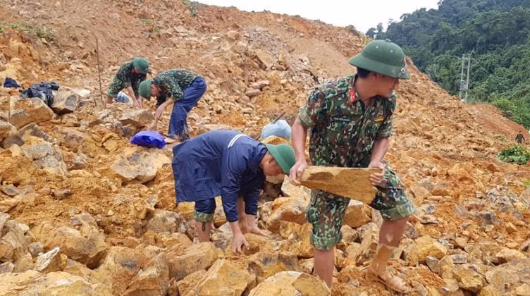 Lực lượng cứu hộ với 100 người vẫn đang nỗ lực triển khai tìm kiếm các công nhân mất tích ở Rào Trăng 3. Dự định trong 2 ngày tới, lực lượng chức năng sẽ thông tuyến đường 71 vào thủy điện Rào Trăng 3 để tìm kiếm 15 công nhân đang mất tích. Cũng theo tỉnh TT-Huế, lực lượng cứu hộ bằng đường thủy với 100 người gồm: các lực lượng Quân sự tỉnh, Công an, dân sự đang tiếp tục tìm kiếm các công nhân đang mất tích ở Rào Trăng 3. 