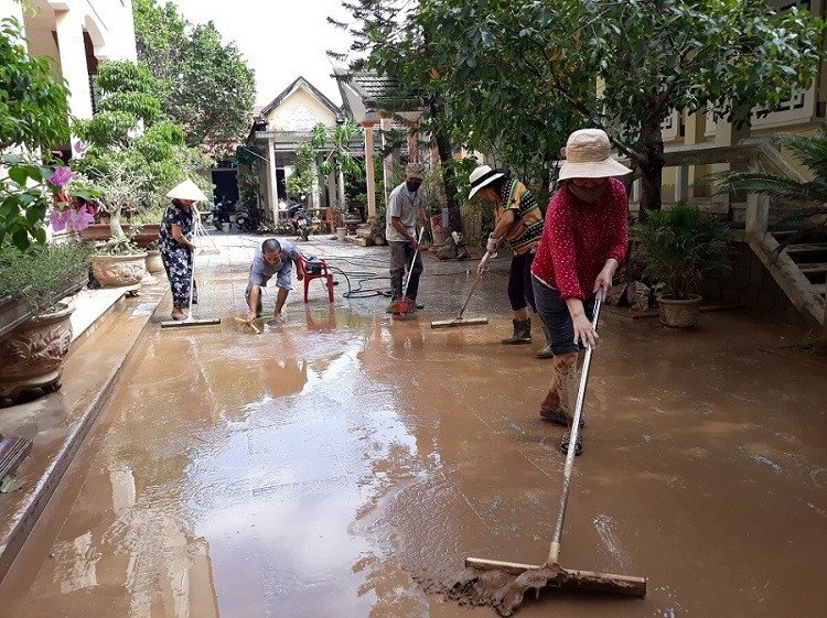 Người dân sống dọc tuyến đường Trần Hưng Đạo, Phan Đình Phùng, Ngô Quyền (thị xã Quảng Trị) đều có chung cảnh ngộ với gia đình chị Ly. Điểm trường mầm non ở xã Gio Mai (huyện Gio Linh) lũ đã rút hẳn, các giáo viên đang tích cực dọn dẹp vệ sinh. (Anhr: Ở chùa Tĩnh Hội (thị xã Quảng Trị) bùn non quá nhiều khiến cho việc dọn dẹp vệ sinh mất nhiều thời gian)