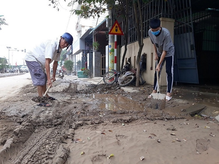 Những ngày qua mưa nhiều, nước lũ dâng cao, kéo theo khối lượng bùn, rác khá lớn nên các giáo viên phải khẩn trương dọn dẹp vệ sinh, chuẩn bị đón các em học sinh trở lại trường học tập. Được biết, mưa lũ đã làm cho các trường học trên địa bàn tỉnh bị ngập sâu, có những nơi nước ngập hơn 1m.