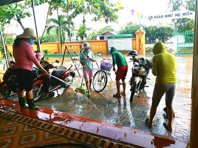 Dọc những con đường lớn gần bờ sông Hiếu và sông Thạch Hãn, hai bên bờ có rất nhiều củi, gỗ theo nước tràn về. Người dân tranh thủ thời tiết nắng ráo, gom củi về làm nhiên liệu.