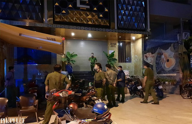 Để con nhỏ ngủ gục bên ngoài, bố mẹ phê ma túy trong phòng VIP - Hình 2 De con nho ngu guc ben ngoai, bo me phe ma tuy trong phong VIP-Hinh-2