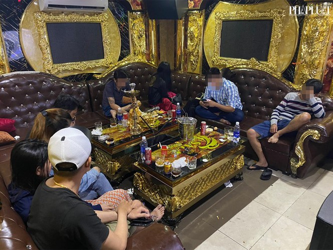 Để con nhỏ ngủ gục bên ngoài, bố mẹ phê ma túy trong phòng VIP De con nho ngu guc ben ngoai, bo me phe ma tuy trong phong VIP