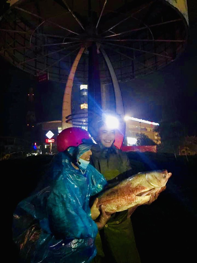 ##s###Đối với người dân TP Hà Tĩnh thì năm nay có lẽ là năm lụt lịch sử. Trong ảnh hai người đàn ông vui mừng khi bắt được con cá lớn.