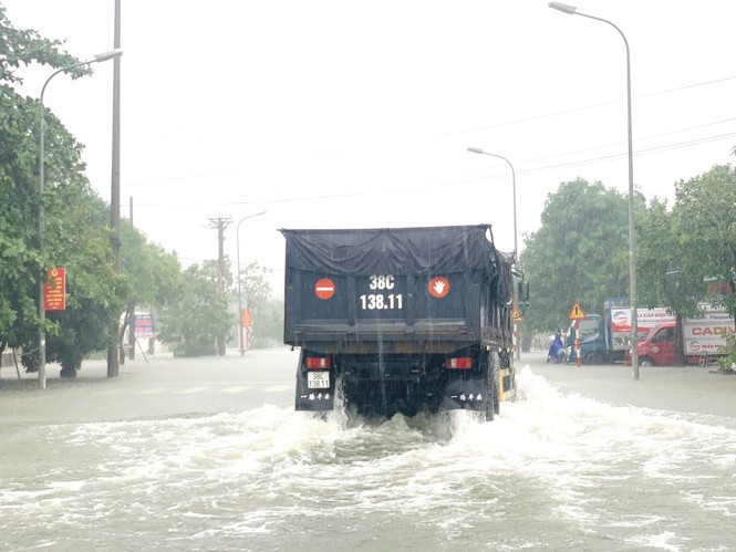 ##s###Những ngày thường trục đường này đông người qua lại nhưng đợt lũ này gây ngập úng nghiêm trọng, giao thông tê liệt. 