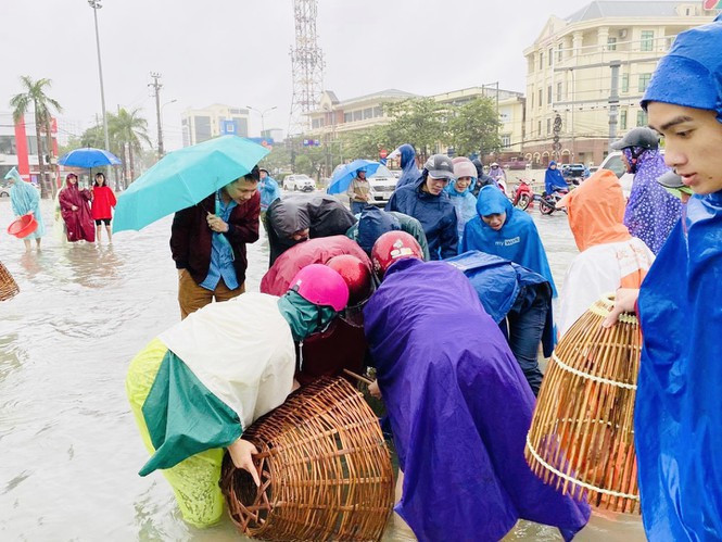 ##s###Các loại cá đặc biệt loại cá trắm ở hồ Kẻ Gỗ cũng theo dòng chảy về rất nhiều, kích thích người dân đổ xô ra đường dùng đơm bắt cá.