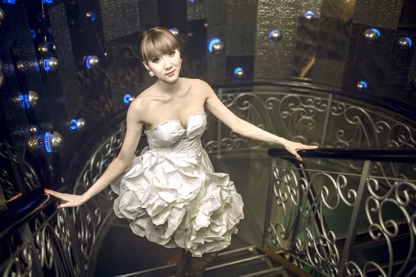 Phần chân váy bồng bềnh được thiết kế giống như những bông hoa hồng vô cùng đẹp