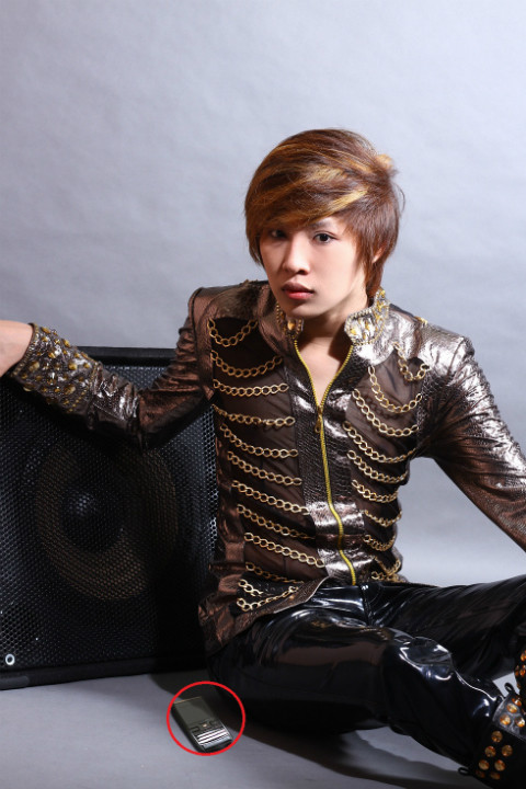 Gần đây Hải Nguyên gây choáng khi sử dụng chiếc điện thoại 30.000 đô-la