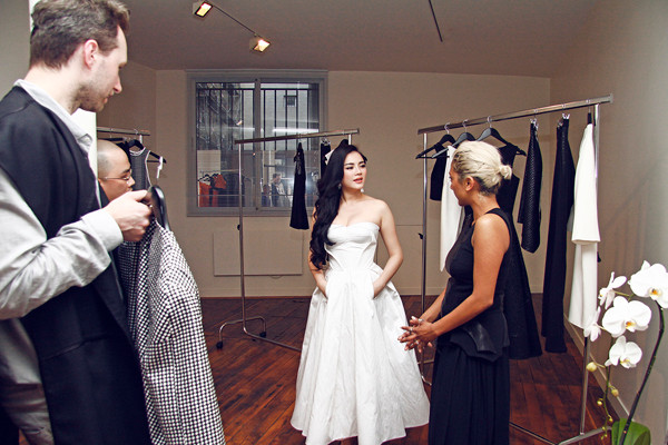 Kinh doanh là đam mê, nên Lý Nhã Kỳ luôn dành thời gian để trực tiếp điều hành công việc. Dù rất bận rộn, cô vẫn tự tay chọn lựa những mẫu thời trang mới nhất, phù hợp nhất cho showroom thời trang cao cấp của mình.