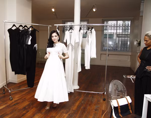 Bên lề các buổi trình diễn "Paris Fashion Week" vừa qua, Lý Nhã Kỳ còn có lịch làm việc dày đặc với các thương hiệu thời trang lớn với vai trò là một doanh nhân có hệ thống cửa hàng thời trang cao cấp tại Việt Nam.