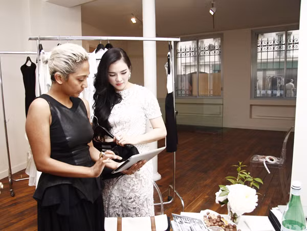 Thực tế, đây không phải là việc dễ dàng được các nhà thiết kế của các thương hiệu lớn chấp nhận, nhưng bởi sự quý mến riêng và cảm thấy những yêu cầu của Lý Nhã Kỳ phù hợp, họ chấp nhận những thay đổi theo ý tưởng của người đẹp, cho dù mẫu mã đã sản xuất và bày bán.