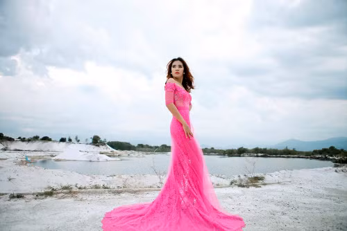 Nhận lời mời trực tiếp từ Ban tổ chức cuộc thi, Bích Dự đã lên đường tham dự cuộc thi nhan sắc này.