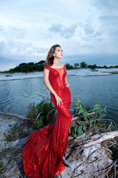 Bên cạnh chiều cao ấn tượng và nụ cười sang trọng, Bích Dự còn nhận được sự hỗ trợ hình ảnh, trang phục từ Nhà thiết kế Thiệu Vy.