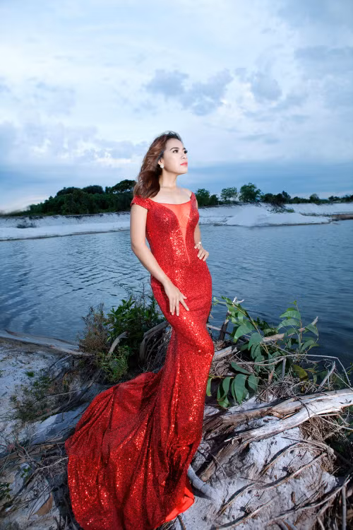 Bên cạnh chiều cao ấn tượng và nụ cười sang trọng, Bích Dự còn nhận được sự hỗ trợ hình ảnh, trang phục từ Nhà thiết kế Thiệu Vy.