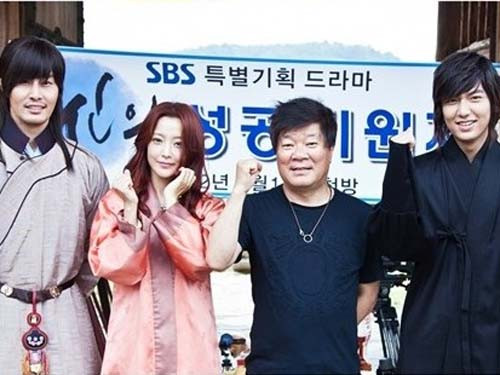 Jong Hak và các thành viên trong phim Faith